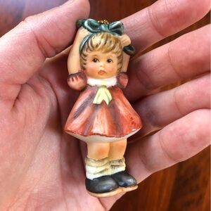 Hummel 1999 little girl tying a bow